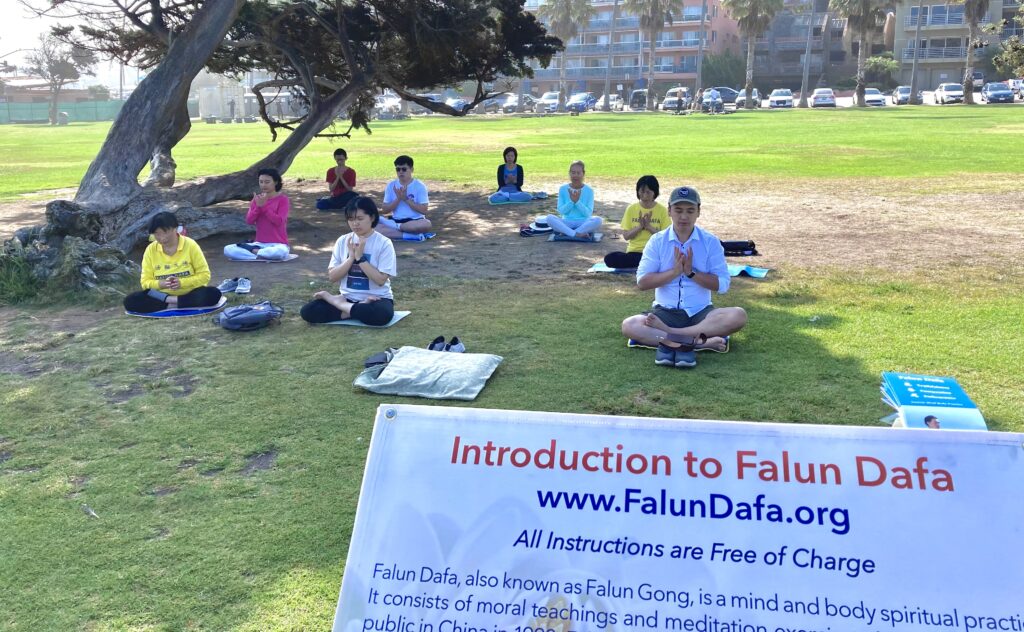 La Jolla Cove, San Diego, Falun Dafa Exercises